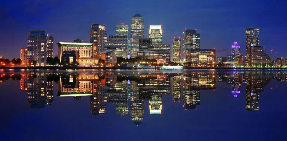 نمای شب شهر لندن انتاریو کانادا با انعکاس ساختمان‌ها در آب