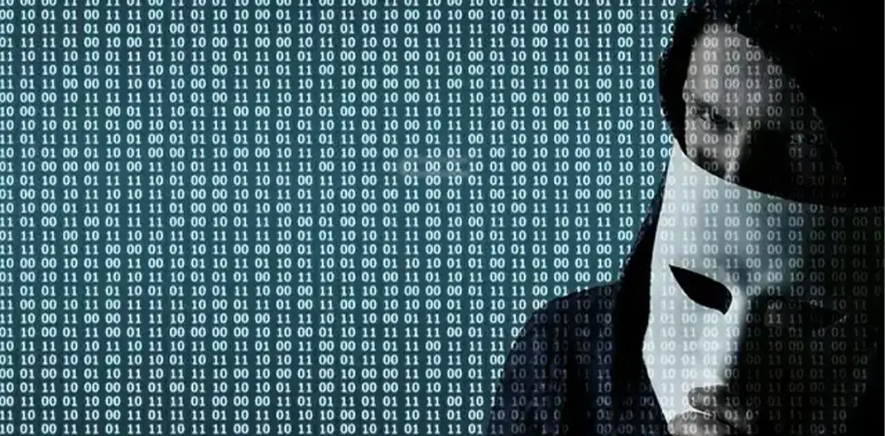 تصویر نمادین کلاهبرداری مهاجرت به کانادا با هکر ناشناس در پس‌زمینه دیجیتال